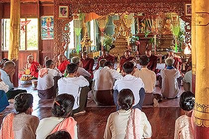 congregation praying