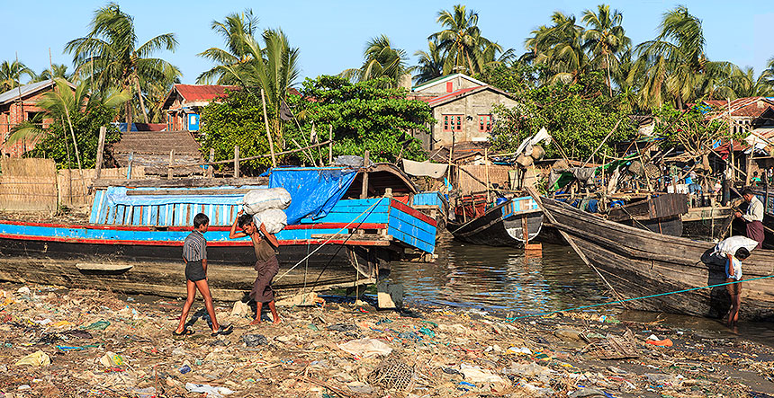 unloading cargo boats