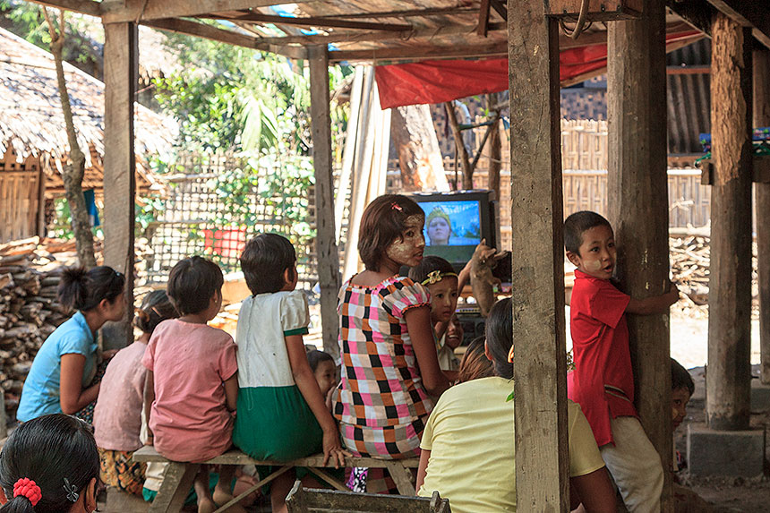 children watching TV